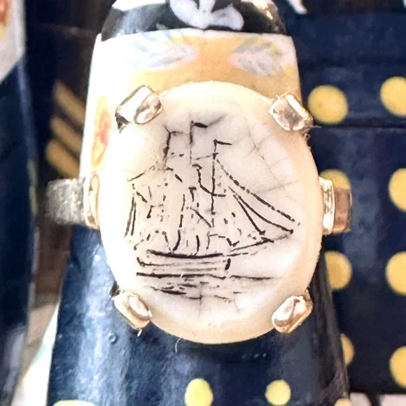 Antique Baby Beluga Whale Scrimshaw Tooth Ring WMS SZ 7 - Picture 3 of 16